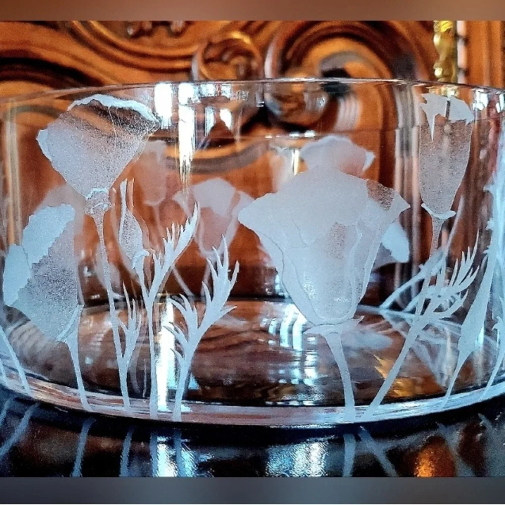 Etched glass Vase with Nature-Inspired Etched Accents